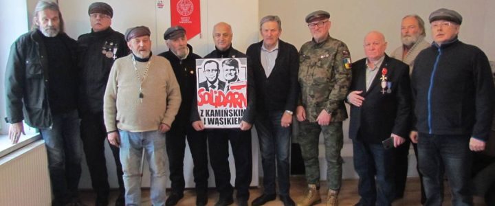 Antykomuniści solidarni w Wąsikiem i Kamińskiem